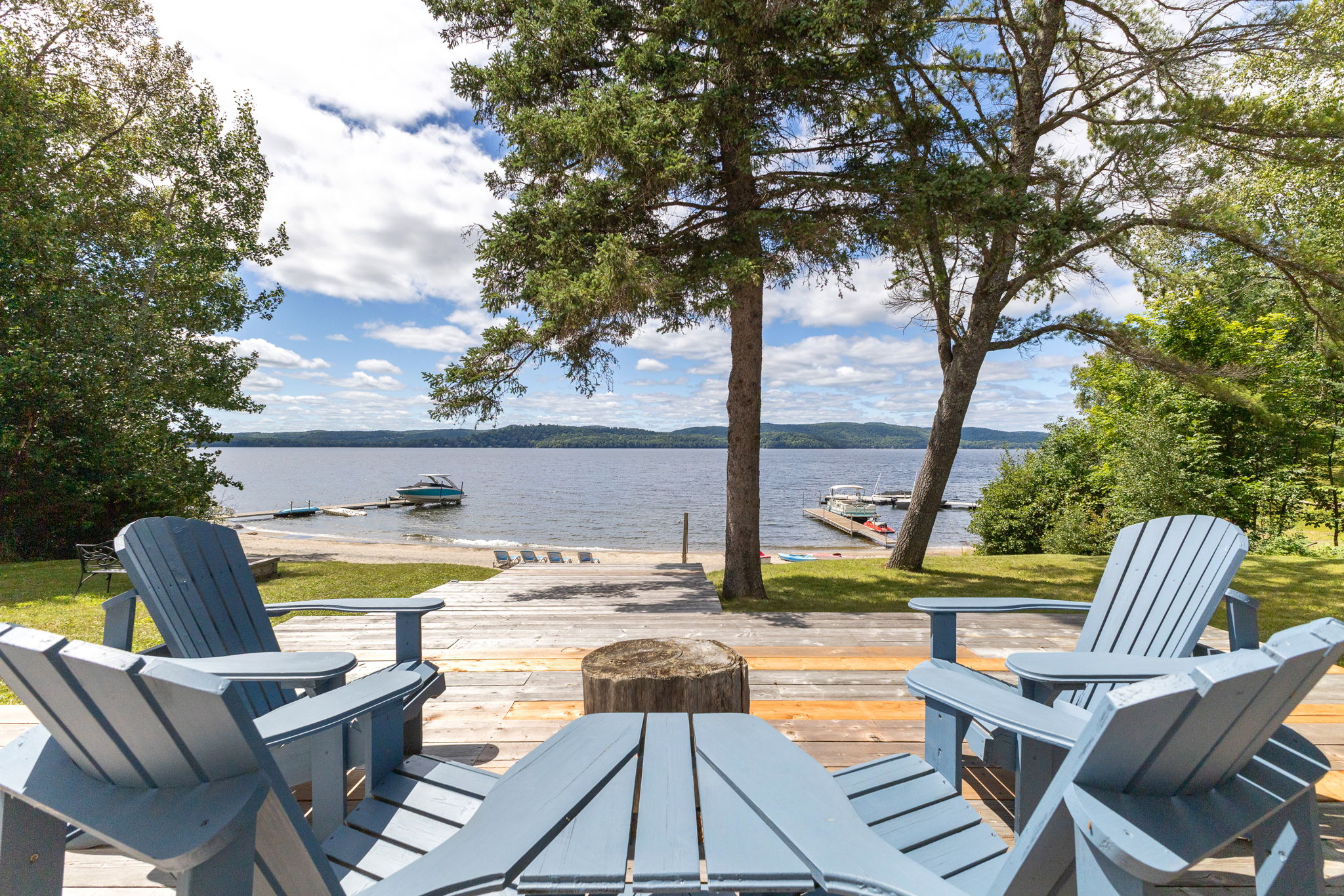 Chalet de luxe au bord du Lac-Simon avec plage de sable privée de 150 pieds et vues panoramiques