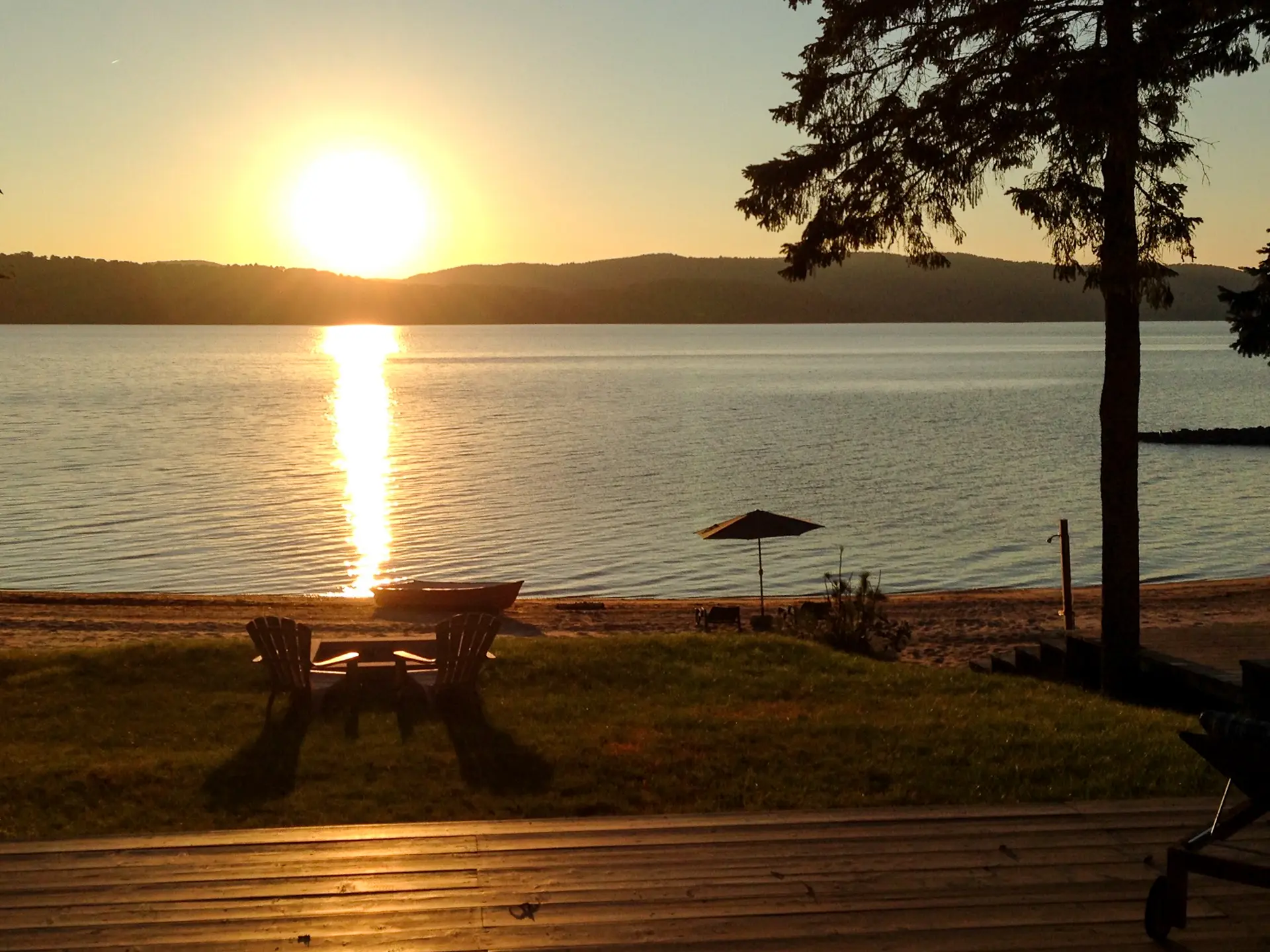 Plage de sable privée avec kayaks, pédalo et quai au chalet de luxe au Québec