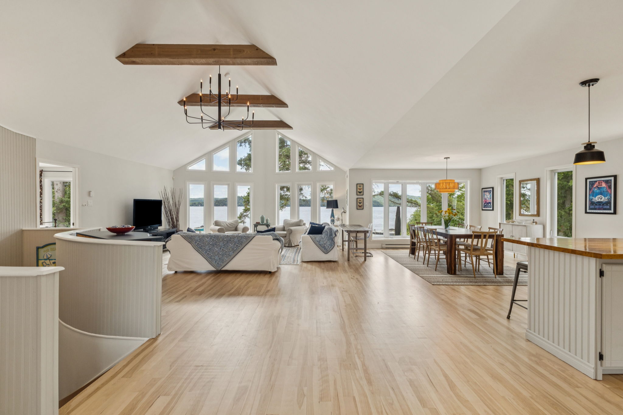 Salle de récréation spacieuse avec jeux et divertissement au chalet 4 saisons Lac-Simon